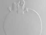une assiette blanche sur laquelle est dessiné un homme
