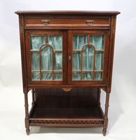 Petit buffet à hauteur d'appui en bois mouluré, sculpté et p…