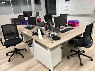 un bureau sur lequel se trouvent de nombreux ordinateurs