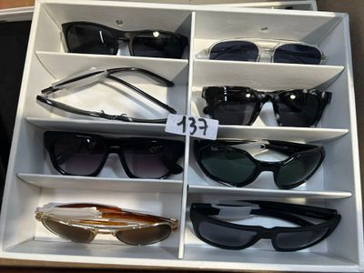 de nombreuses paires de lunettes de soleil exposées dans une vitrine