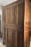 Armoire lyonnaise en noyer mouluré de réserves et sculpté de… (photo 6)