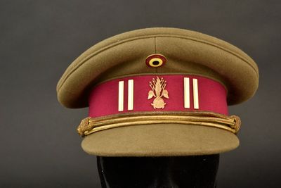 un chapeau orné d'un ruban rouge