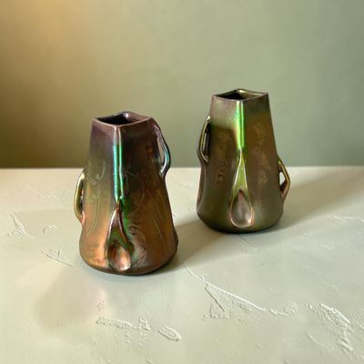 deux vases posés sur une table