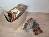 une boîte pleine de livres posée sur le sol