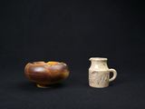 deux petits vases et un petit bol sur fond noir