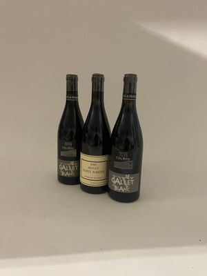 trois bouteilles de vin posées sur le comptoir de la salle de bains