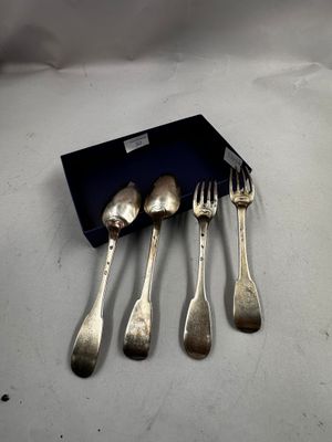 quatre fourchettes et cuillères dans une boîte bleue posée sur une surface blanche