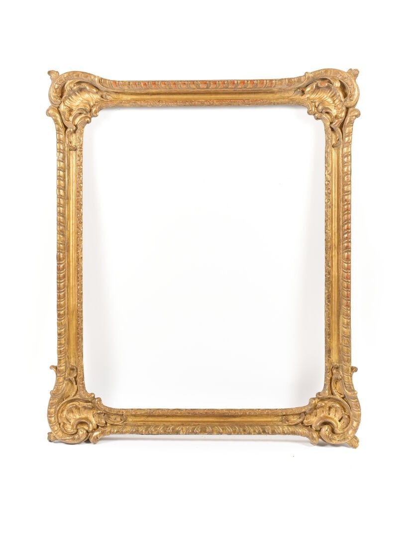 Cadre en chêne sculpté et redoré à décor baroque de godrons …