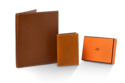 deux portefeuilles en cuir marron et orange et un porte-cartes