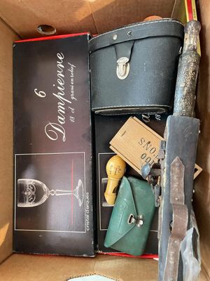 une boîte remplie d'objets assortis qui s'y trouvent