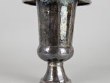 un vase en argent posé sur une table