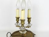 gros plan d'une lampe sur une table avec un cordon