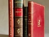 trois livres superposés sur une table