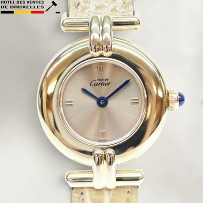 une image d'un gros plan d'une montre-bracelet sur une surface blanche