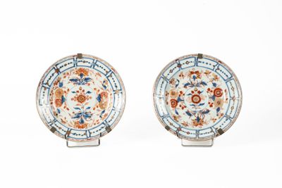 paire d'assiettes en porcelaine chinoise ornées de motifs floraux