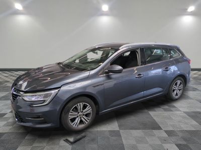 une voiture grise est garée sur le sol à carreaux d'un garage