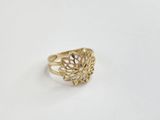 une image représentant une bague en or ornée d'un motif floral