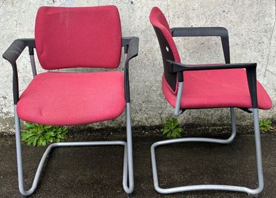 Ensemble de deux chaises rouges avec accoudoirs en plastique…