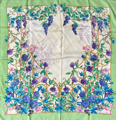 CHRISTIAN DIOR Foulard en soie à motif floral sur fond beige…