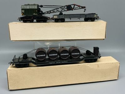 une maquette de train surmontée d'une grue