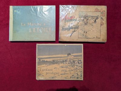 Trois livres sont posés sur une table recouverte d'un tissu rouge.