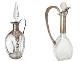 deux vases en verre placés l'un à côté de l'autre