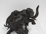 une image représentant une statue d'éléphant avec un éléphanteau sur le dos