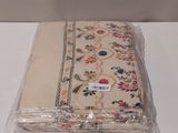 une nappe blanche à motifs floraux