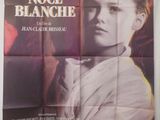 une vieille affiche de cinéma représentant une femme avec un chat sur l'épaule