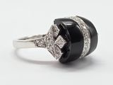 une photo d'une bague en diamant en noir et blanc