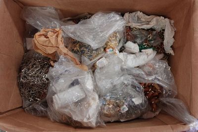 une boîte remplie d'objets assortis qui s'y trouvent