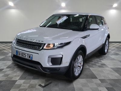 une photo d'un Land Rover blanc garé sur un sol à damier