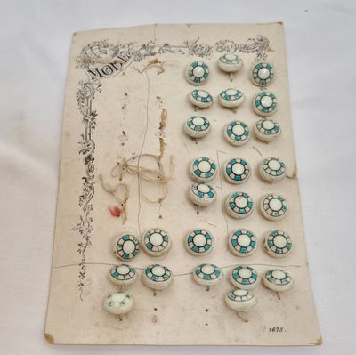 tout un tas de boutons dessinés sur une feuille de papier
