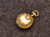 une image représentant un cadenas doré orné d'un motif de dragon