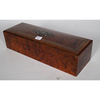 une vieille boîte en bois avec une étiquette sur le couvercle