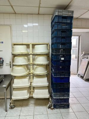 une grande pile de récipients en plastique dans une cuisine