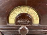 an old radio that is sitting on a table