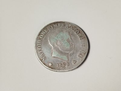 gros plan d'une pièce de monnaie sur une surface blanche