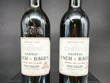deux bouteilles de vin rouge posées sur une table noire