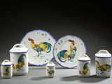 cinq pièces de poterie ornées de coqs peints