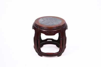 un petit tabouret en bois avec un plateau en marbre posé sur une surface blanche