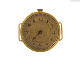 une montre de poche en or avec des chiffres romains sur le cadran