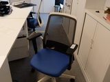 un bureau avec une chaise et un ordinateur dessus