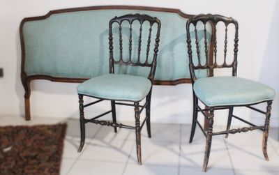 deux chaises assises l'une à côté de l'autre