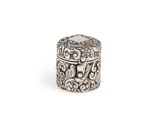 une petite boîte en argent ornée d'un motif élaboré