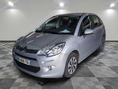 la photo d'une voiture argentée garée dans un garage