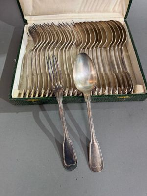 un lot de cuillères et de cuillères à soupe dans une boîte