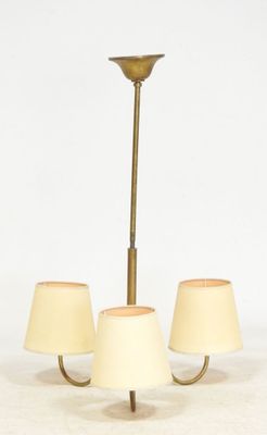un lustre muni de trois lampes