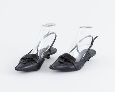 paire de chaussures en cuir noir pour femme, ornées de nœuds sur le bout