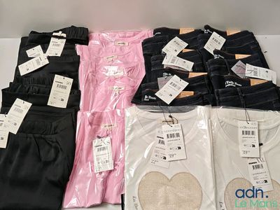 un tas de vêtements posés sur une table